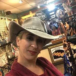 Meet your Posher, Adis